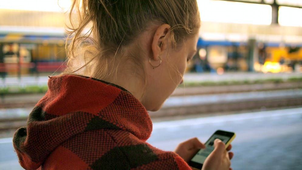 En attendant le train, 15 nouveaux messages sont postés dans la discussion de groupe: peut-on vraiment se libérer de WhatsApp, la filiale de Facebook?