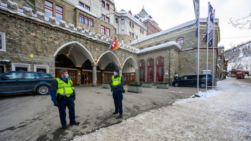 Badrutt?s Palace Hotel an Via Serlas mit Polizei Wache, aufgenommen am Montag, 18. Januar 2021, in St. Moritz. Wie der Kanton Graubuenden mitteilt, wurden zwei Hotels wegen des mutierten Coronavirus unter Quarantaene gestellt. Morgen sollen vor Ort Massentests fuer die ganze Bevoelkerung stattfinden. (KEYSTONE/Giancarlo Cattaneo)