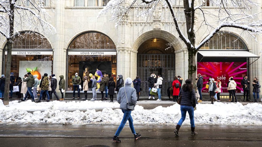 Menschen stehen in der Warteschlange vor einem Geschaeft an der Bahnhofstrasse in Zuerich am Samstag, 16. Januar 2021. Es ist der letzte Shopping-Tag vor dem neuerlichem Lockdown ab Montag, 18. Januar 2021. (KEYSTONE/Alexandra Wey)