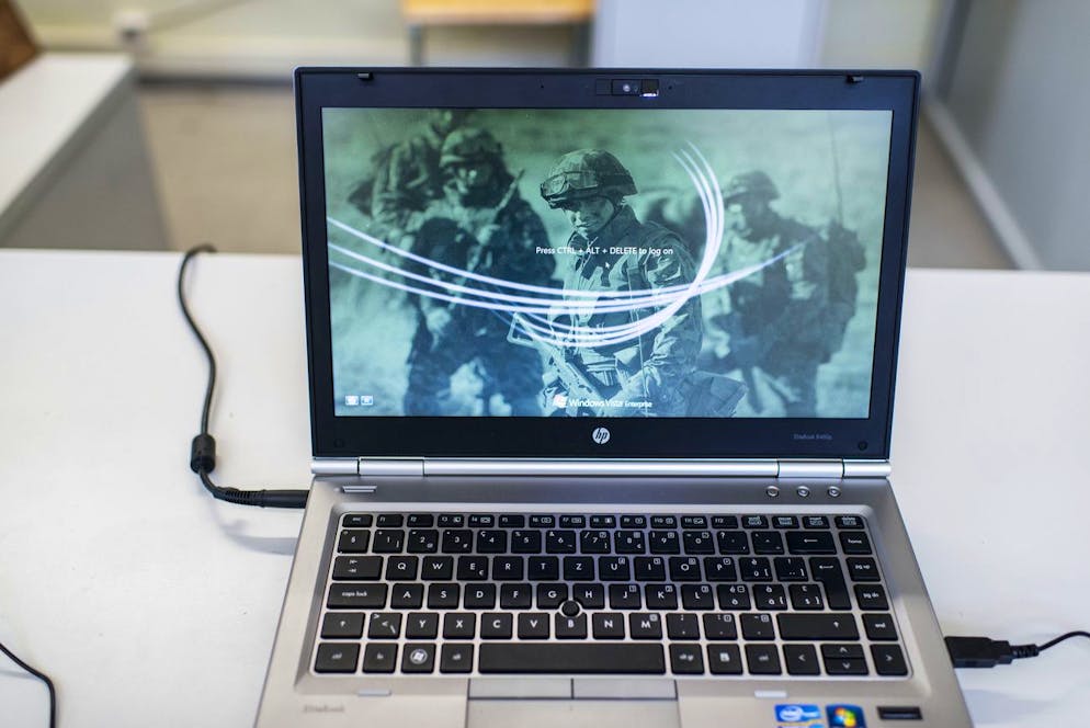 A laptop, pictured on May 21, 2013, during rehearsals at the center of competence for military music at the army barracks in Aarau, Switzerland. (KEYSTONE/Christian Beutler)
Ein Laptop hat ein Bild mit Soldaten als Hintergrund, aufgenommen bei Proben im Kompetenzzentrum Militaermusik in der Kaserne in Aarau am 21. Mai 2013. (KEYSTONE/Christian Beutler)