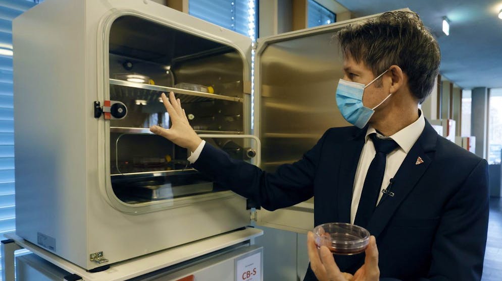 epa08843186 Vice President of Binder company Peter Wimmer shows on a dummy the function of Ultra-freezers for Corona virus vaccine at the factory of Ultra-freezers production in Tuttlingen, Germany, 26 November 2020. According to Binder, it is the only company in Germany to produce the ultra-freezers needed to store the coronavirus vaccines. EPA/RONALD WITTEK