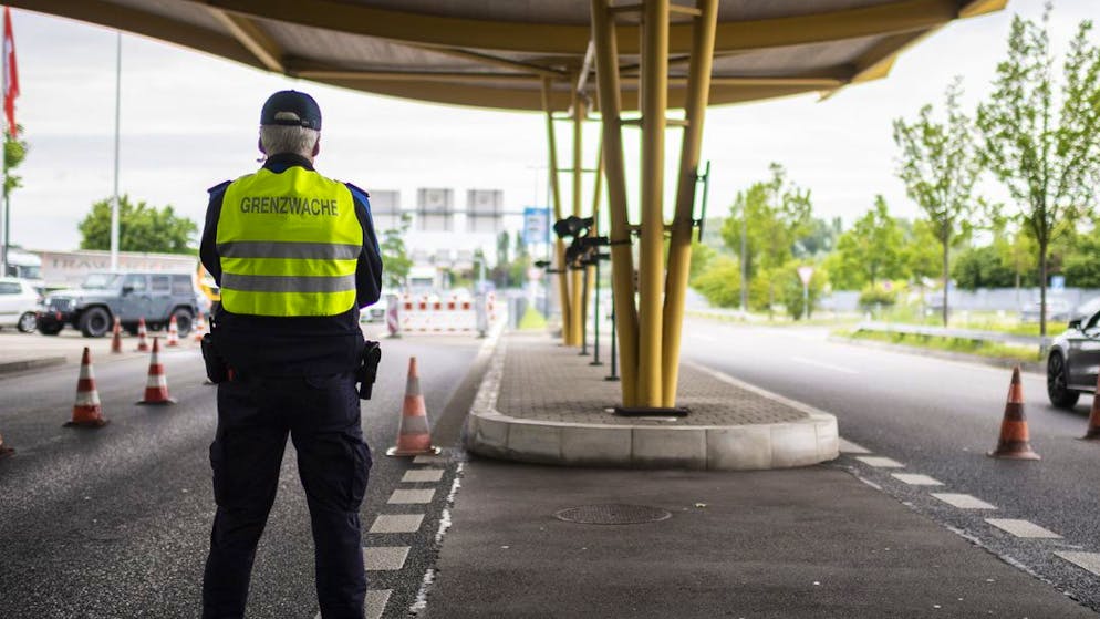 Grenzwaechter am Autobahn-Zoll, aufgenommen am Montag, 15. Juni 2020, in Kreuzlingen. Die Grenze zu Deutschland wird heute nach dem Coronavirus-Lockdown wieder geoeffnet. (KEYSTONE/Gian Ehrenzeller)