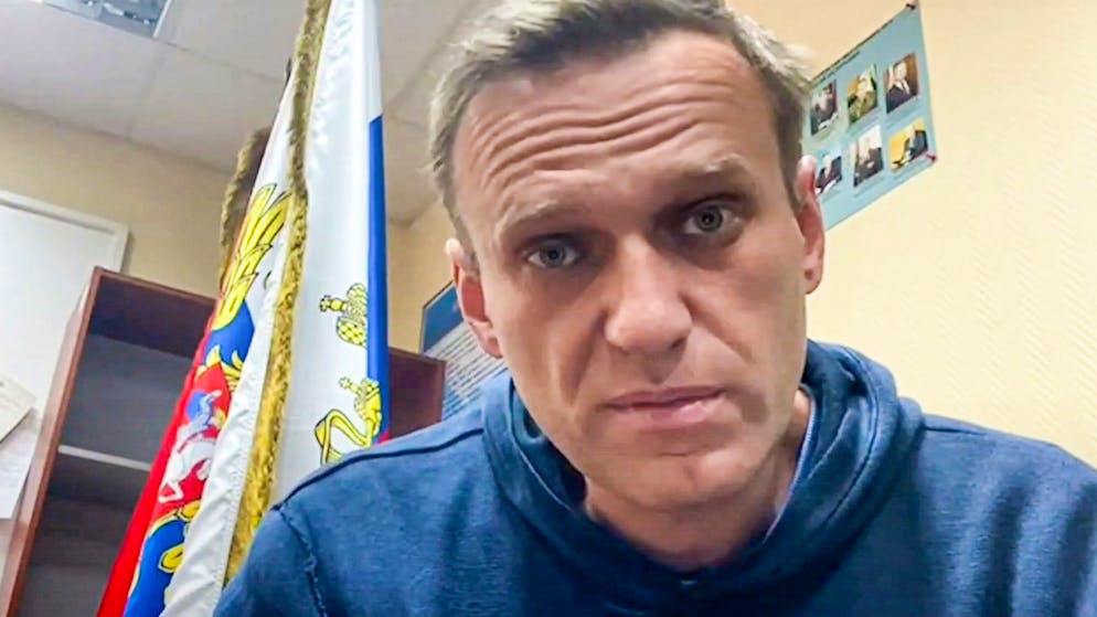 Der Kremlkritiker Alexej Nawalny wartet in einer Polizeistation im Moskauer Gebiet Chimki auf eine Gerichtsverhandlung.