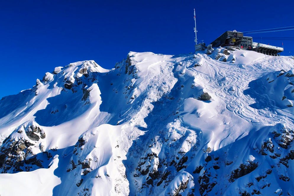 HANDOUT - Die felsdurchsetzte Steilwand im Gebiet Attelas in Verbier am Montag, 18. Januar 2021. Beim Befahren eines steilen Couloirs loeste ein Skifahrer eine Lawine aus, die insgesamt 10 Personen mitriss. Ein Brite wurde dabei getoetet, ein weiterer Freerider schwer verletzt. Die Rettungskraefte konnten alle uebrigen Skifahrer bergen. (KANTONSPOLIZEI WALLIS) *** NO SALES, DARF NUR MIT VOLLSTAENDIGER QUELLENANGABE VERWENDET WERDEN ***