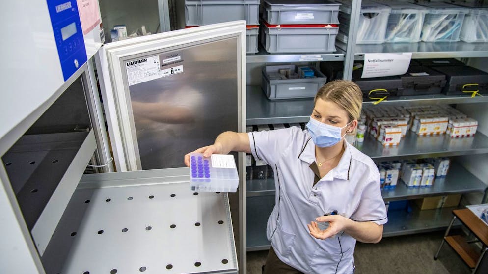 Eine erste Lieferung des Impfstoff von Pfizer Biontech wird von der Spital-Apothekerin Julia Egger vom Kantonsspital Nidwalden in Stans im Empfang genommen und fuer die Impfungen bereitgemacht, am Mittwoch, 23. Dezember 2020. (KEYSTONE/Urs Flueeler)