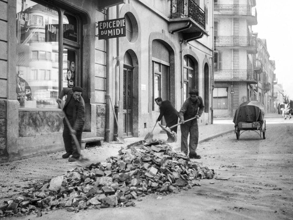 Arbeiter beim Beseitigen der Schaeden und Truemmer des Erdbebens vom 25. Januar 1946 in Sion im Kanton Wallis. (KEYSTONE/PHOTOPRESS-ARCHIV/Walter Studer)