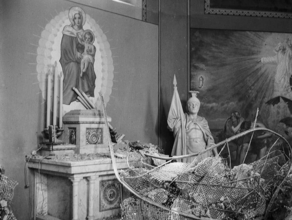 Innenaufnahme in der durch das Erdbeben vom 25. Januar 1946 stark beschaedigten Kirche in Chippis, Kanton Wallis. (KEYSTONE/PHOTOPRESS-ARCHIV/Str)