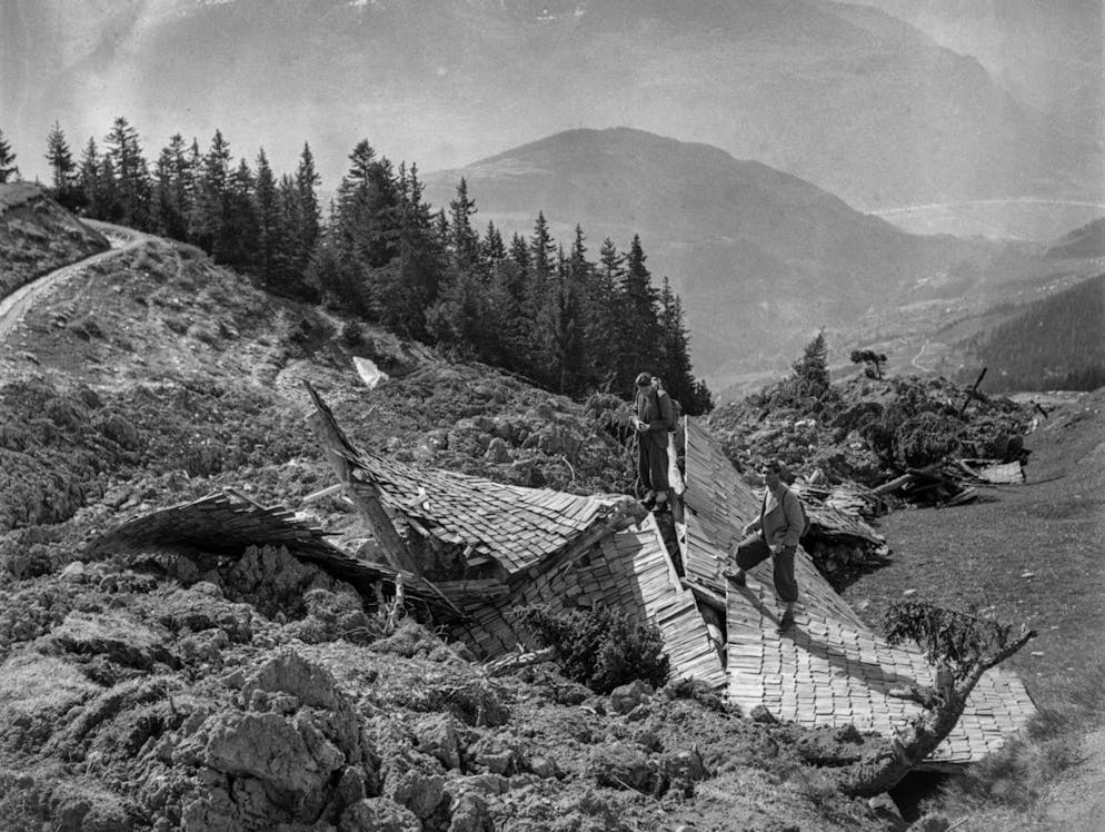 Zwei Wanderer begutachten die Schaeden des Erdbebens vom 25. Januar 1946 am Rawilpass im Kanton Wallis, aufgenommen im Juni 1946. (KEYSTONE/PHOTOPRESS-ARCHIV/Fritz Grunder)