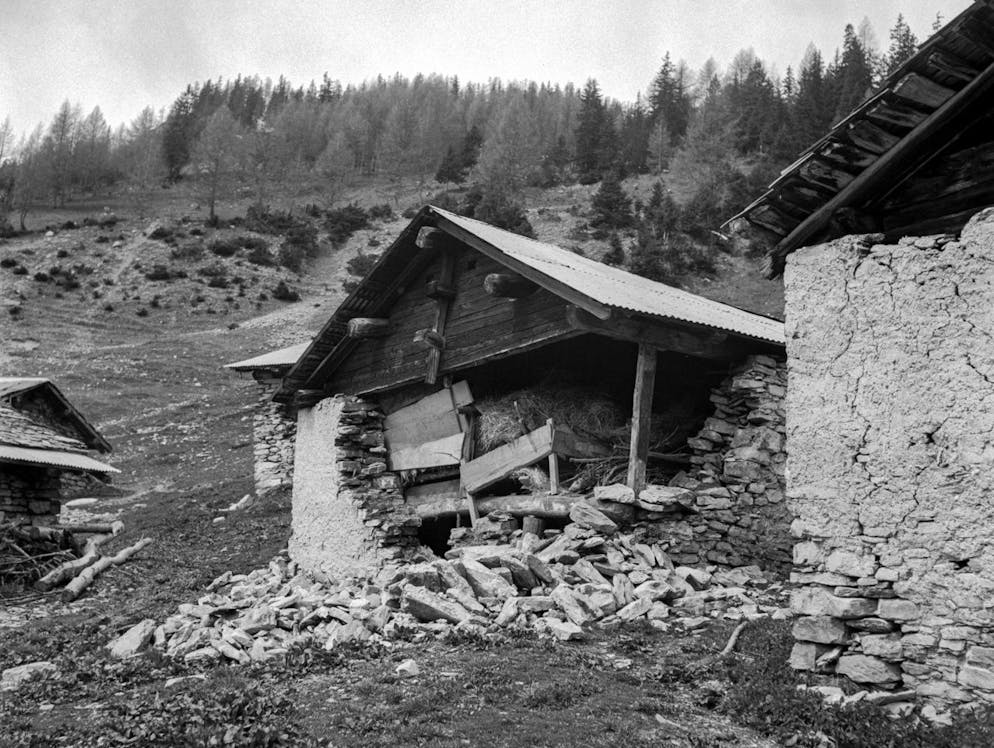 Ein durch das Erdbeben vom 25. Januar 1946 am Rawilpass im Kanton Wallis beschaedigter Stall, aufgenommen im Juni 1946. (KEYSTONE/PHOTOPRESS-ARCHIV/Fritz Grunder)