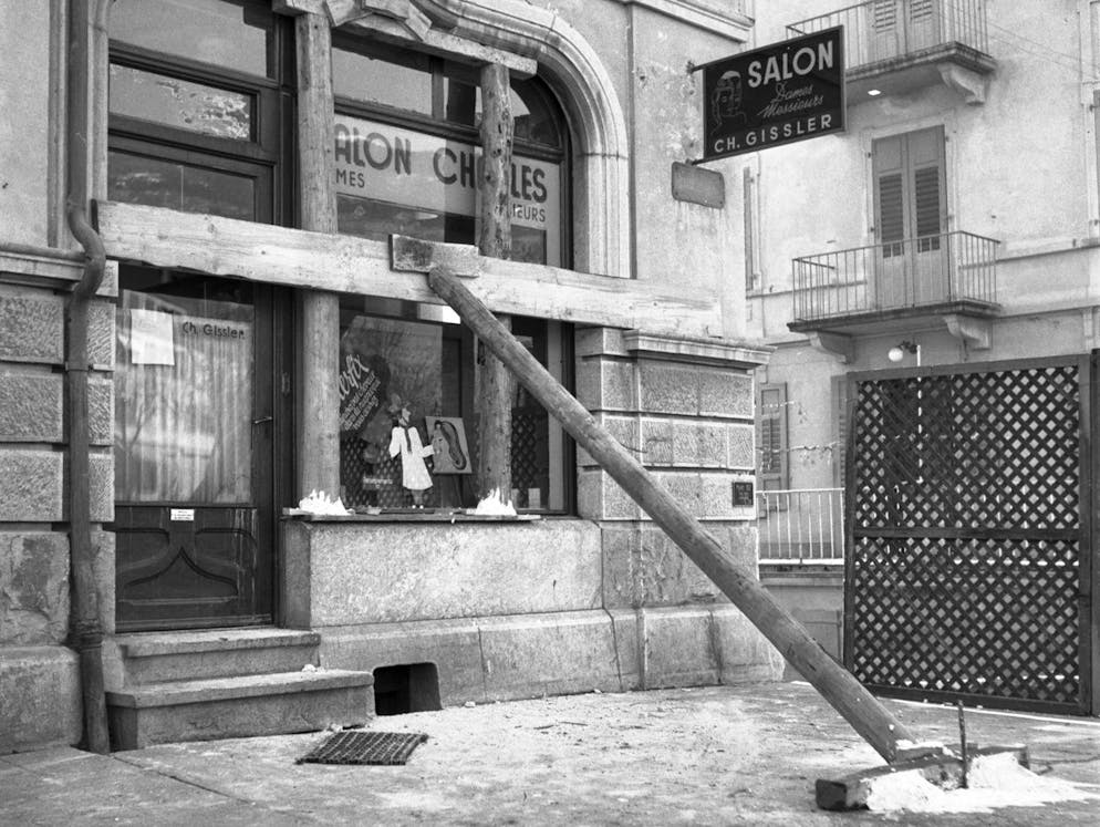 Ein durch das Erdbeben vom 25. Januar 1946 in Sierre, Kanton Wallis, beschaedigtes Haus muss abgestuetzt werden. (KEYSTONE/PHOTOPRESS-ARCHIV/Hermann Schmidli)