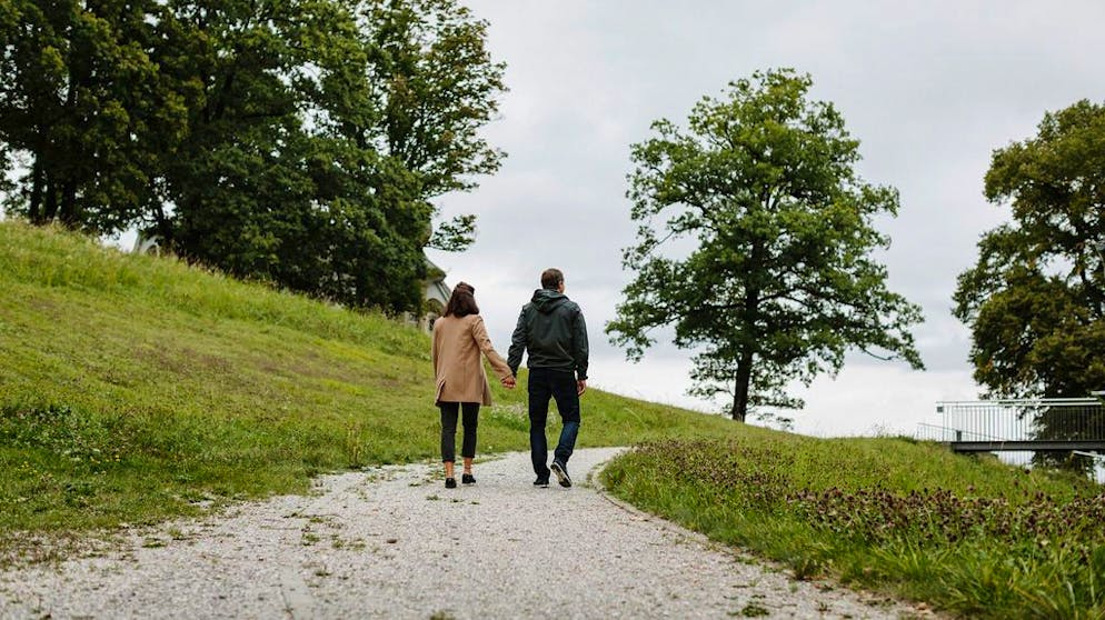 Paar spaziert auf dem Gurten Rundweg