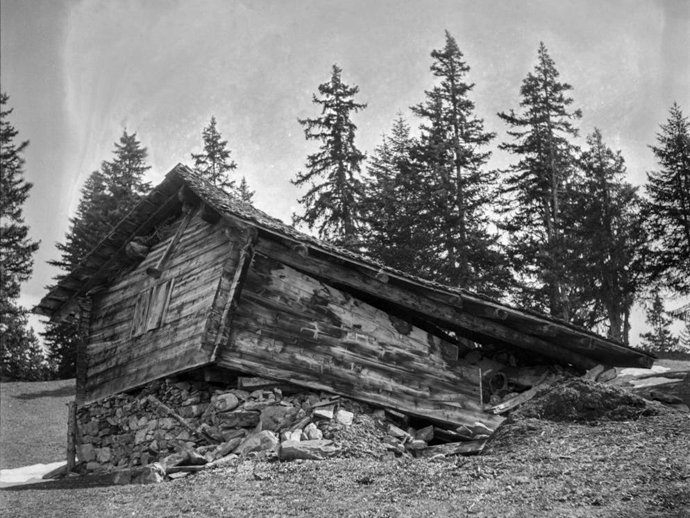Durch das Erdbeben vom 25. Januar 1946 am Rawilpass im Kanton Wallis ausgeloeste Erdrutsche beschaedigten einige Staelle, aufgenommen im Juni 1946. (KEYSTONE/PHOTOPRESS-ARCHIV/Fritz Grunder)