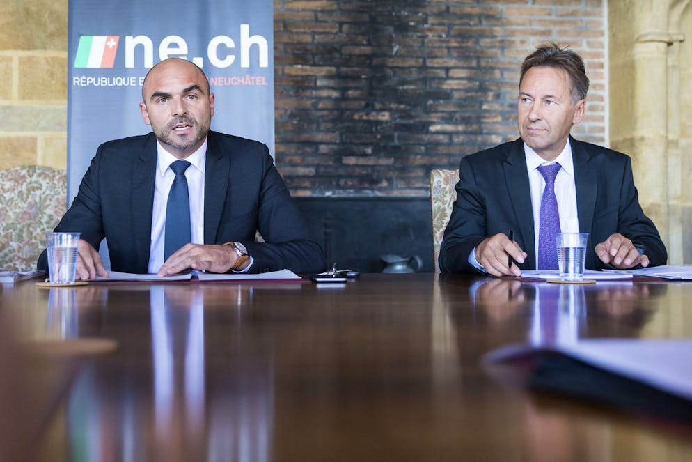 Laurent Favre, President du Conseil d'Etat (NE), gauche, Alain Ribaux, Conseiller d'Etat (NE), droite, lors des votations cantonales du 24 septembre 2017 ce dimanche, 24 septembre 2017 a Neuchatel. Les votations canthonales portent sur trois objets: la Reforme des institutions (RDI), la construction d'un Nouvel Hotel judiciaire (NHOJ) a La Chaux-de-Fonds, et le report de l'armonisation des impots. (KEYSTONE/Cyril Zingaro)
