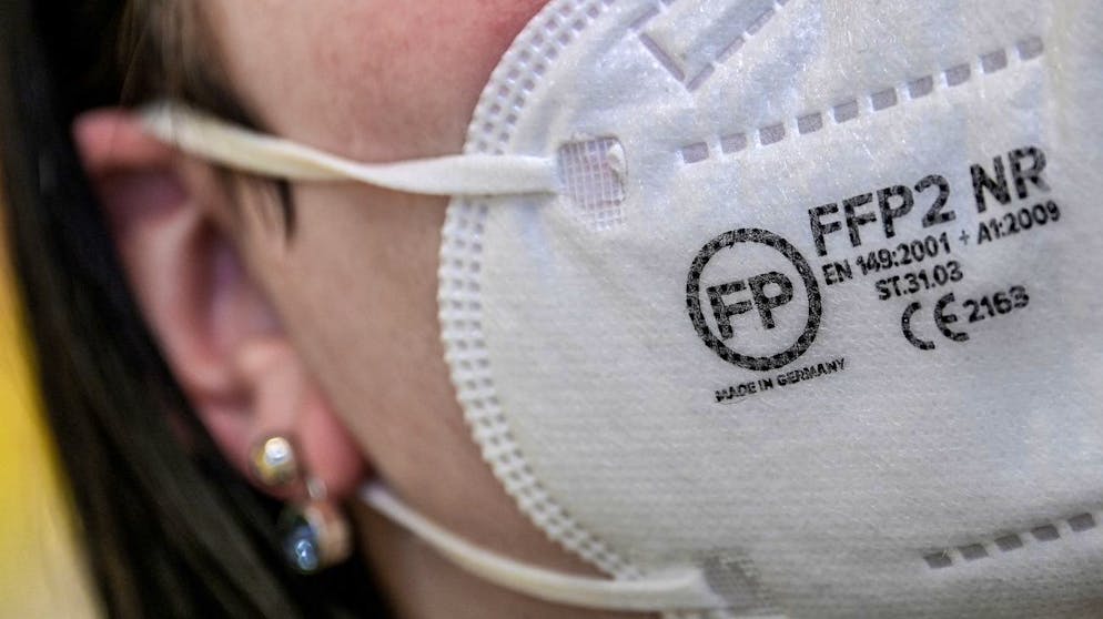 epa08947403 A woman wears a FFP2 protective mask in Cologne, Germany, 18 January 2021. Since 18 January 2021, FFP2 masks have been mandatory in Bavaria in stores, public transport and doctors' offices. The masks are supposed to provide better protection against the coronavirus than everyday masks. The heads of the German states will meet with German Chancellor Angela Merkel on 19 January 2021, to discuss how to proceed in the corona crisis. The current lockdown is to be extended beyond 31 January 2021. A complete shutdown in Germany and an actual curfew are also being discussed. EPA/SASCHA STEINBACH