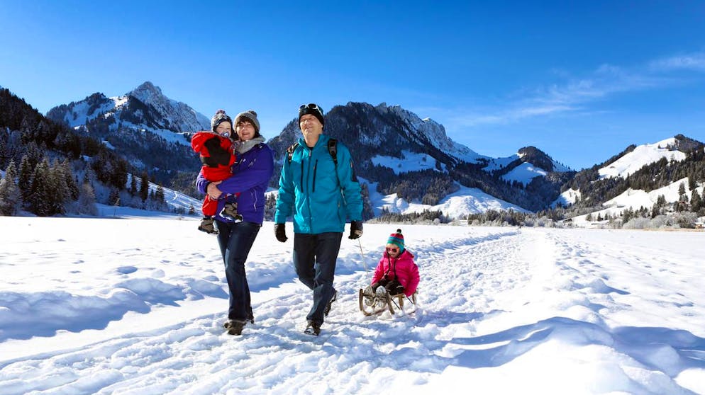 FRIBOURG REGION - Schwarzsee - Partagez en famille un moment de detente sur le lac gele.
Erleben Sie den gefrorenen Schwarzsee von seiner herrlichsten Seite.
Experience the frozen Schwarzsee from its most magnificent side.
Copyright by UFT By-line: swiss-image.ch/Sandra Mumprecht
