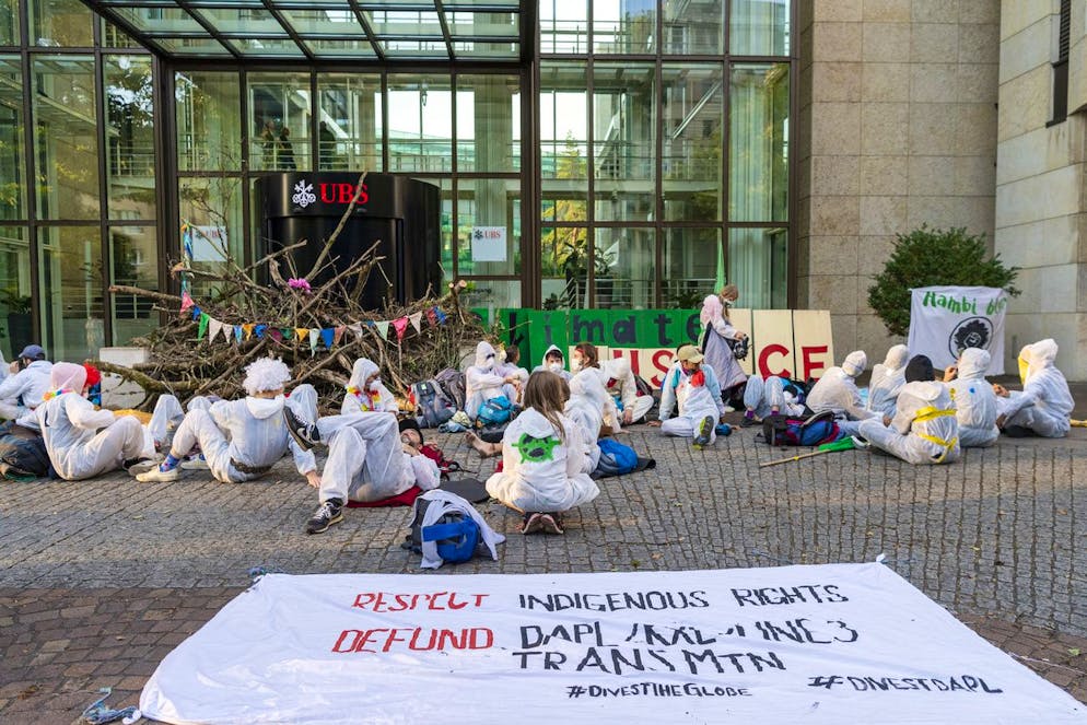 Aktivisten des Klimacamps der Gruppe Collective Climate Justice blockieren am ersten Aktionstag die Bank UBS am Aeschenplatz in Basel, am Montag, 8. Juli 2019. (KEYSTONE/Georgios Kefalas)