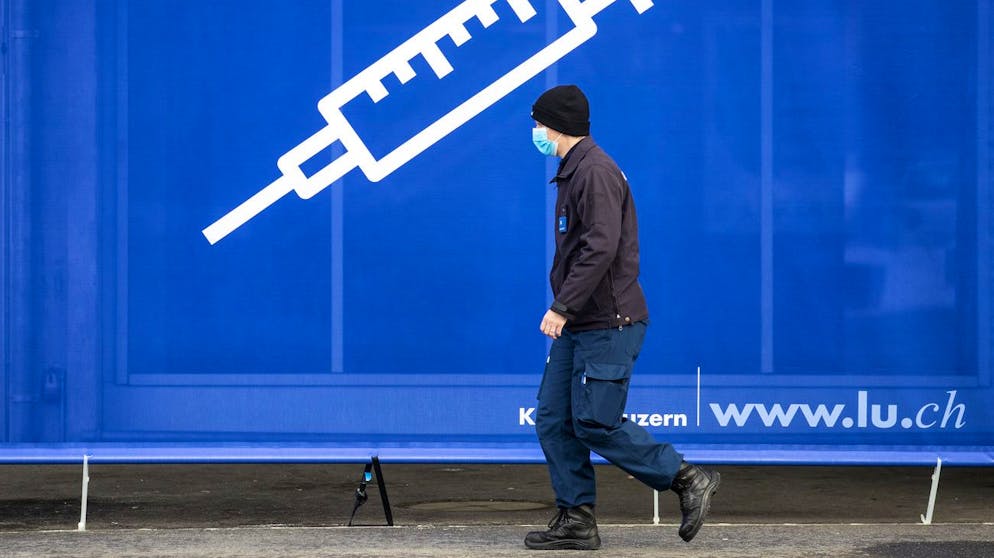 Ein Transparent mit einer Spritze vor dem Impfzentrum auf dem Areal der Messe Luzern, aufgenommen am Dienstag, 19. Januar 2021. (KEYSTONE/Alexandra Wey)