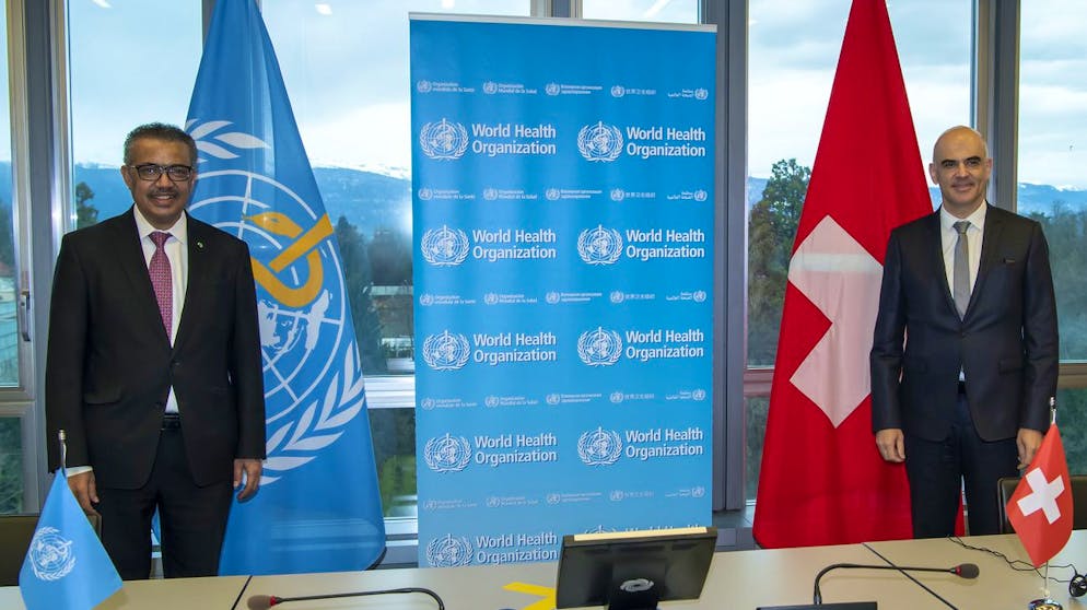 Tedros Adhanom Ghebreyesus, gauche, directeur general de l'OMS pose avec le conseiller federal Alain Berset, droite, lors de sa visite du siege de l'Organisation mondiale de la sante (OMS WHO, ce vendredi 22 janvier 2021 a Geneve. Le conseiller federal Alain Berset a rendu visite a differents institution dans le canton de Geneve afin de se rendre compte de la situations de la pandemie Covid-19. (KEYSTONE/Martial Trezzini)