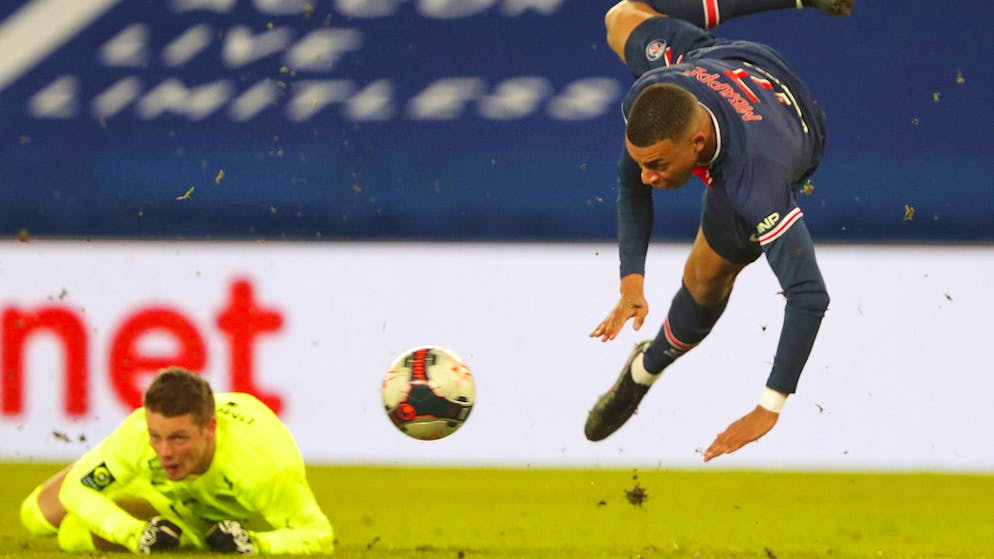 Jonas Omlin kommt gegen Kylian Mbappé zu spät und holt den PSG-Stürmer knapp ausserhalb des Strafraums von den Beinen