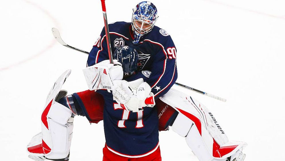 Der impulsive Elvis Merzlikins freut sich mit Nick Foligno ausgelassen über den Sieg gegen den aktuellen Stanley-Cup-Champion.