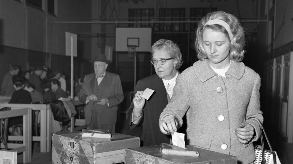 Im Oktober 1963 waehlen die Schweizer Wahlberechtigten ein neues Parlament. Der Nationalrat und der Staenderat werden kantonsweise neu bestellt. In Genf sind seit 1960 auch Frauen fuer die kantonalen Vorlagen, ueber die gleichentags abgestimmt wird, zugelassen, aufgenommen am 26. Oktober 1963. (KEYSTONE/PHOTOPRESS-ARCHIV/Str)