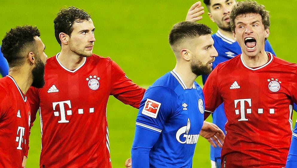 Thomas Müller (ganz rechts) zeichnet sich gegen Schalke als Doppeltorschütze aus.