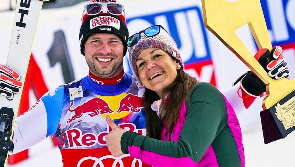 Beat Feuz und Partnerin Katrin Triendl im Zielraum von Kitzbühel.