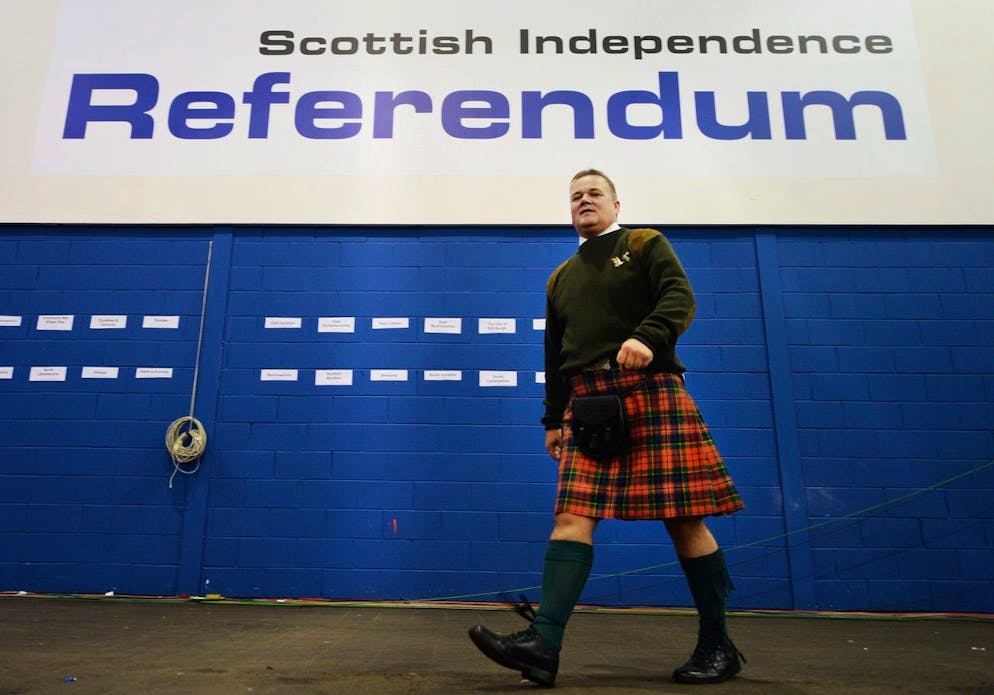 epa04406625 A Scotsman wearing a traditional kilt walks through the Royal Highland centre during the Scottish referendum in Edinburgh, Scotland, 18 September 2014. Scots turned out across Scotland to vote in the crucial Scottish independence referendum. Polls are showing that the Yes and No camps are neck and neck in the Scottish Independence referendum. EPA/ANDY RAIN