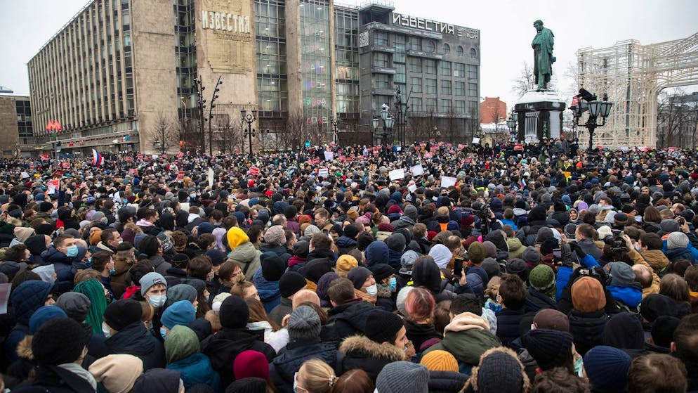 Zahlreiche Menschen versammeln sich auf dem Puschkin-Platz in Moskau. Nawalnys Mitstreiter sprachen von 40.000 Menschen, die allein in Moskau auf die Strasse gegangen seien.