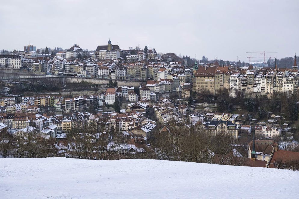 La ville de Fribourg recouverte d'une fine couche de neige, ce jeudi, 10 janvier 2019, a Fribourg. (KEYSTONE/Adrien Perritaz)