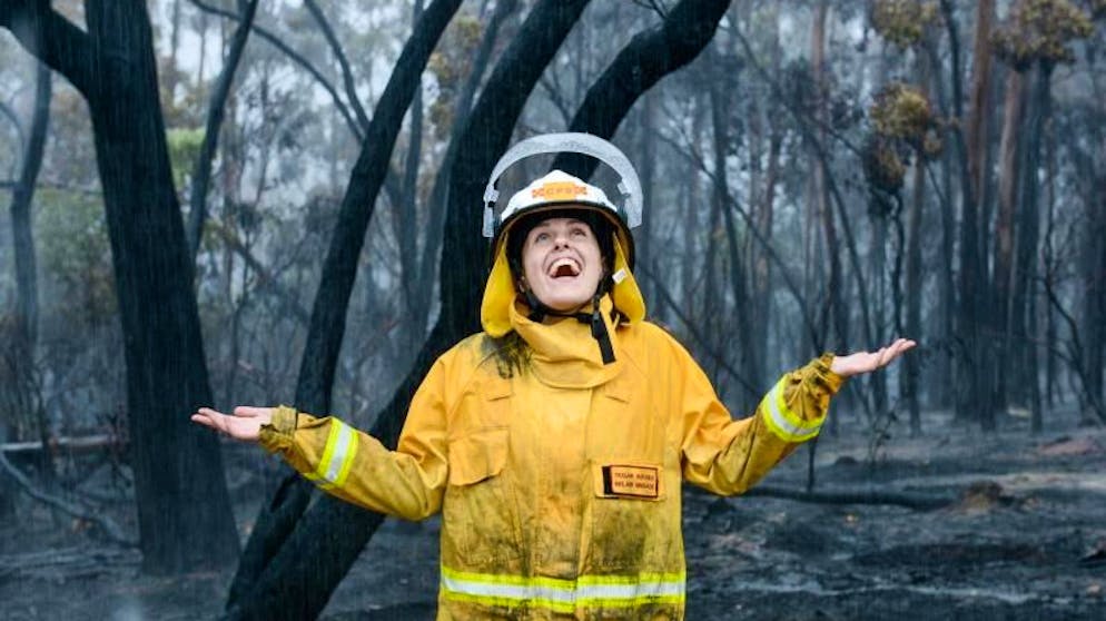 Bilder des Tages. Himmlische Hilfe: Feuerwehrfrau Tegan Rayner von der Belair Brigade CFS freut sich über den Regen, während sie nach Löscharbeiten der Buschbrände in Cherry Gardens in der Nähe von Adelaide, Australien, steht. (25.1.2021)