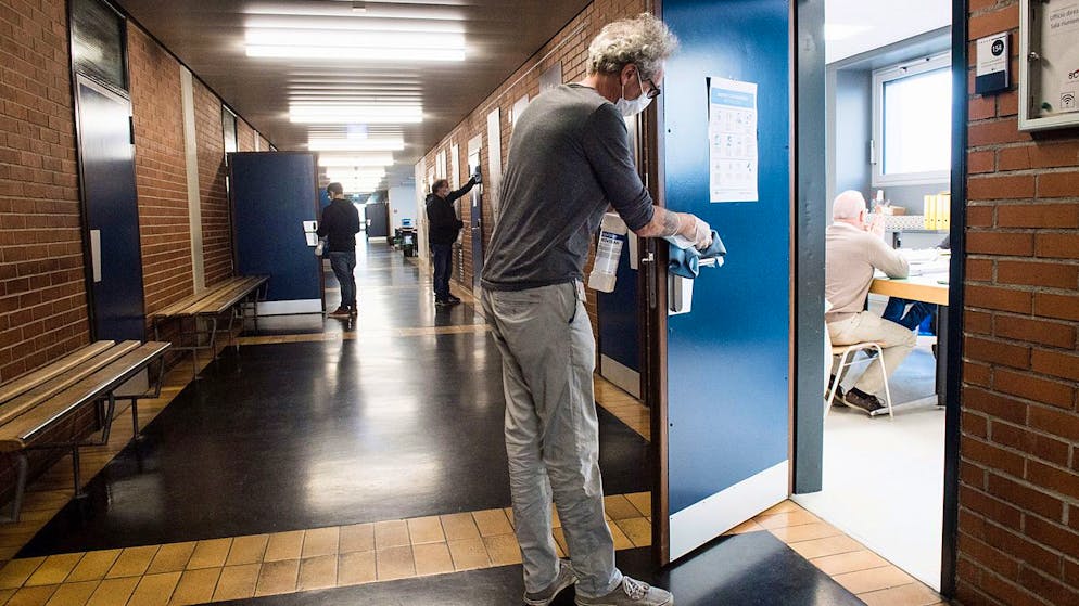 Der Hausmeister einer Schule im Tessin desinfiziert nach der Schliessung der Einrichtung während der ersten Pandemie-Welle im März Räume und Gänge des Gebäudes. (Archiv)