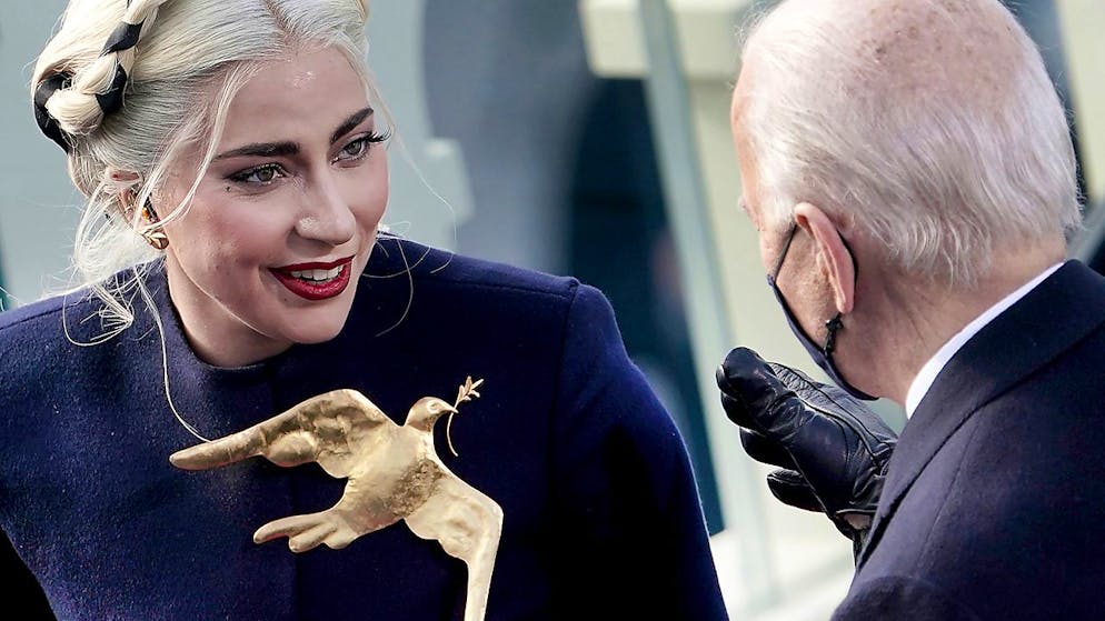 dpatopbilder - Lady Gaga mit goldener Friedenstaube bei der Amtseinführung von Joe Biden im Kapitol. Foto: Greg Nash/AP/dpa