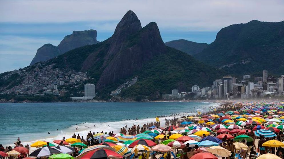 Bilder des Tages. Und sie tun es immer noch: In Rio De Janeiro tummeln sich grosse Menschenmengen auf engem Raum am Strand von Ipanema in Rio de Janeiro. Und das obwohl Brasilien nach wie vor sehr hohe Corona-Fallzahlen hat.