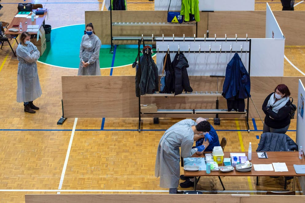 Nella foto veduta all'interno del Palapenz durante il primo giorno di lavoro per accogliere e vaccinare gli anziani over 80 anni dei Comuni di Chiasso, Vacallo e Morbio Inferiore all'inizio del 2020, quando è partita la campagna vaccinale a livello nazionale.