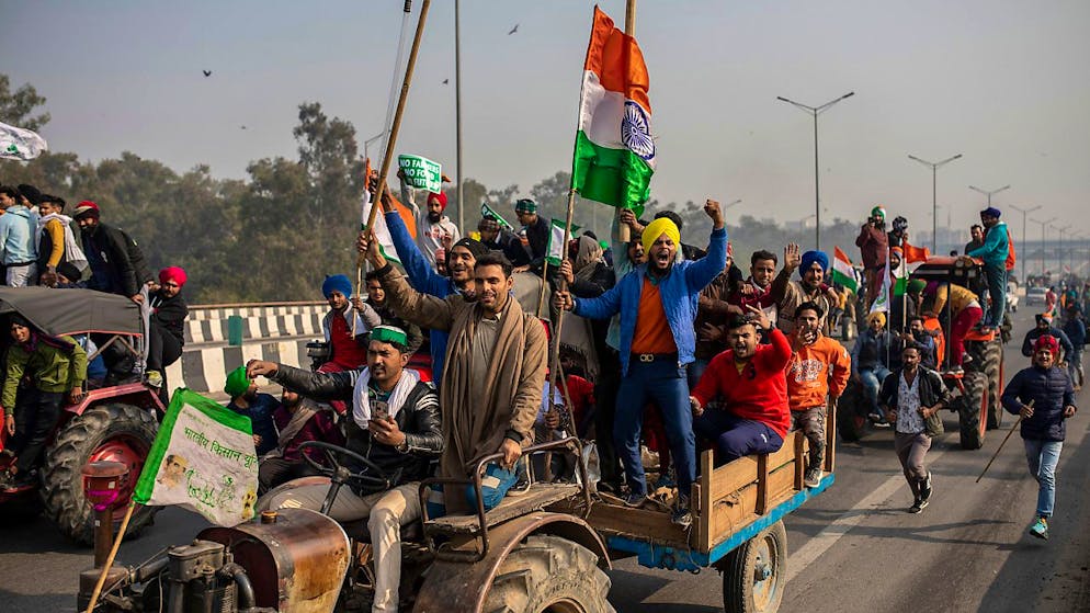 Indische Landwirte protestieren auf Traktoren gegen neue Landwirtschaftsgesetze