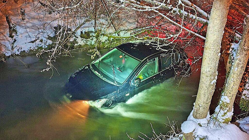 Bilder des Tages. Nasskaltes Ende: Zwischen Frauenfeld und Matzingen ist eine 33-jährige Wagenlenkerin bei Glatteis von der Strasse abgekommen und im Murgkanal gelandet. Die Frau wurde mit leichten Verletzungen ins Spital gebracht. (26.1.2021)