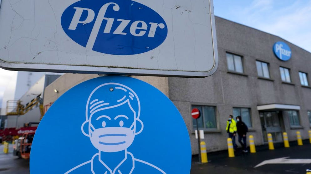 epa08899116 Exterior view of the Pfizer production site in Puurs near Antwerp, Belgium, 22 December 2020. Pfizer Puurs is one of the largest production units in the world. The European Commission approved to use the Pfizer BioNTech vaccine after the European Medicines Agency (EMA) gave the green light to European countries to start COVID-19 vaccinations in the 27-nation bloc on 27 December. EPA/OLIVIER HOSLET