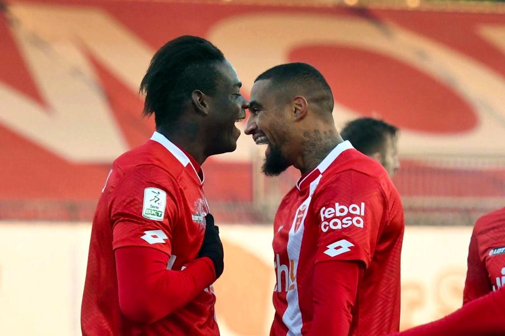 epa08911900 Italian soccer player Mario Balotelli (L) celebrates with his teammate Kevin-Prince Boateng (R) after scoring a goal vs US Salernitana 1919, Monza, Italy, 30 December 2020. Balotelli, former AC Milan and FC Inter forward, played his debut with AC Monza (Serie B, Italian second division). EPA/FABRIZIO RADAELLI