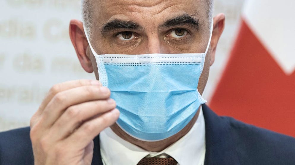 Bundesrat Alain Berset spricht an einer Medienkonferenz zu den Covid-Massnahmen, am Donnerstag, 21. Januar 2021, in Bern. (KEYSTONE/Peter Schneider)