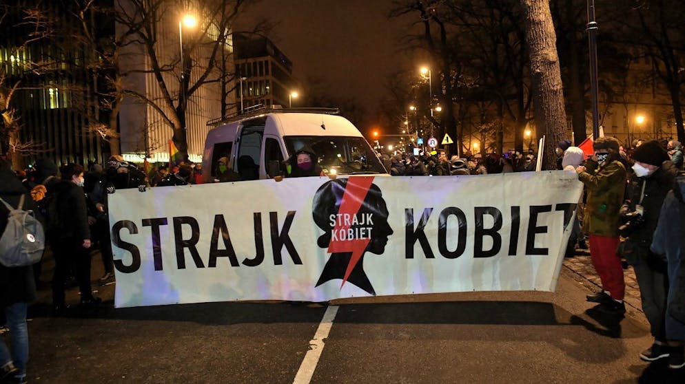 epa08969317 People take part in the 'Women's Strike' protest against the tightening of the abortion law in front of the Constitutional Tribunal headquarters in Warsaw, Poland, 27 January 2021. Poland's Constitutional Tribunal on 27 January published its verdict from October 2020 that laws currently permitting abortion due to foetal defects are unconstitutional. Mass protest against the tightening of the abortion law broke out throughout Poland with thousands of people protesting against tightening the abortion law. EPA/RADEK PIETRUSZKA POLAND OUT