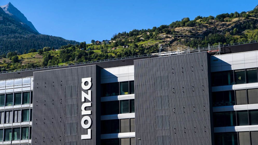 Lo logo de la Lonza en Valais est visible sur l'un des nouveaux batiments du site le jeudi 6 aout 2020 a Viege. Le projet Ibex est materialise par la construction de deux batiments, transformant l'industrie chimique qui s'etait installee dans la plaine du Rhone en industrie de la biotechnologie. (KEYSTONE/Jean-Christophe Bott)