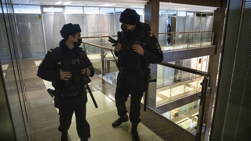Police stand guard at the Foundation for Fighting Corruption office in Moscow, Russia, Wednesday, Jan. 27, 2021. Police are searching the Moscow apartment of jailed Russian opposition leader Alexei Navalny, another apartment where his wife is living and two offices of his anti-corruption organization. Navalny's aides reported the Wednesday raids on social media. (AP Photo/Pavel Golovkin)