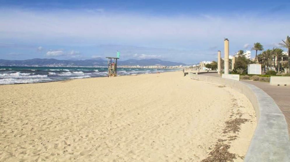 Bilder des Tages. Strand ohne Leben: Ein Bademeister arbeitet am leeren Strand von Palma auf Mallorca. Derzeit gibt es Corona-bedingt kaum Touristen auf der Ferieninsel. (28.1.2021)