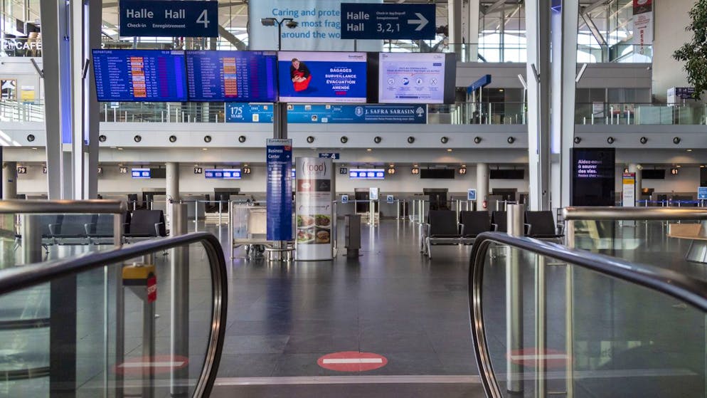 Die menschenleere Abflughalle am Flughafen Euroairport in Basel in der ersten Pandemie-Welle im April (Archiv)