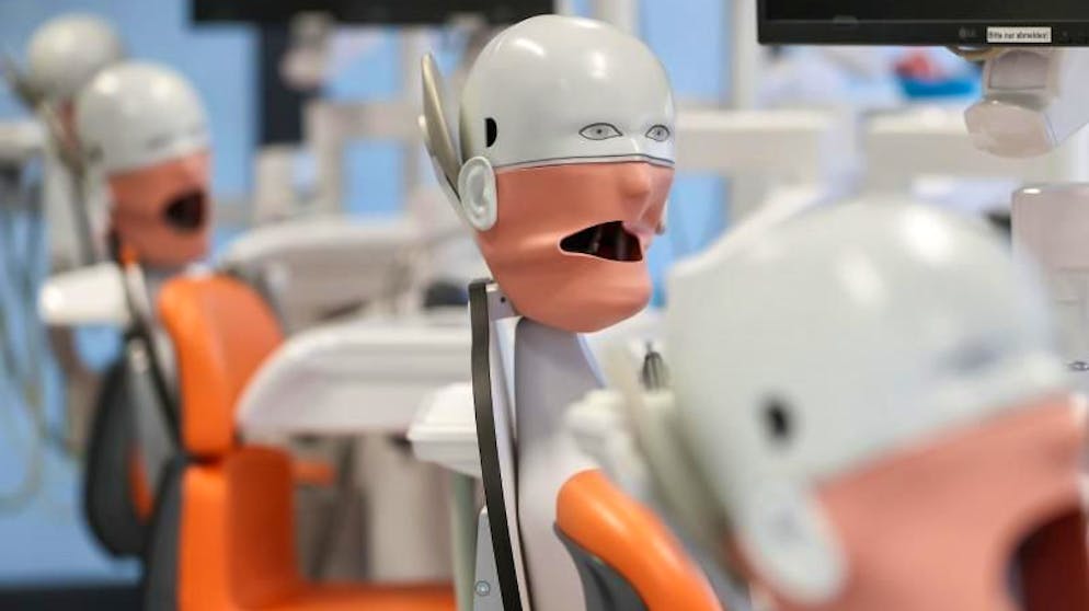 Bilder des Tages. Phantompatienten: An der Universität Leipzig warten Dummys mit einem Metallkopf, in den künstliche Gebisse hineingeschraubt werden können, auf Zahnmedizinstudenten. (28.1.2021)