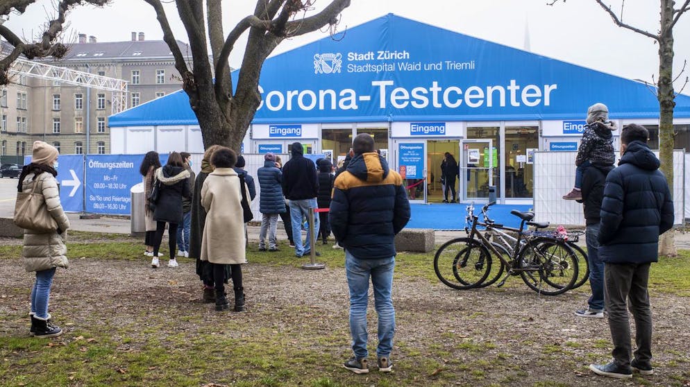 Menschen warten vor dem Corona Testcenter vom Stadtspital Waid und Triemli auf derm Kasernenareal, aufgenommen am Samstag, 19. Dezember 2020 in Zuerich. (KEYSTONE/Ennio Leanza)