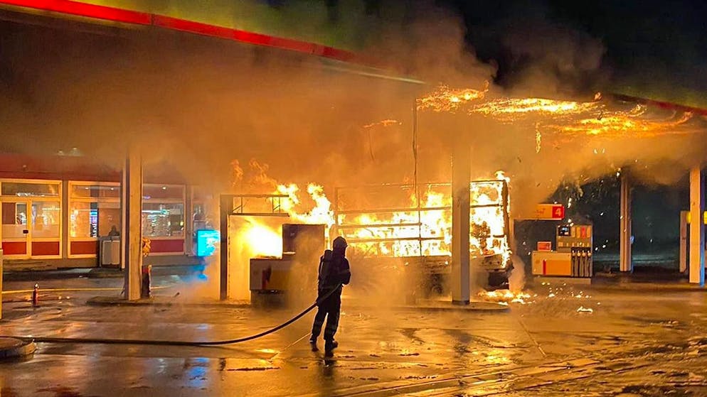 Bilder des Tages. Feuer an der Tankstelle: Die deutsche Rastanlage Hunsrück Ost an der Autobahn A61 ist einer nur knapp einer Katastrophe entgangen, nachdem hier ein Kleintransporter beim Betanken in Vollbrand geriet. Erst die Feuerwehr konnte das Feuer löschen – zuvor hatte der Kassier allerdings richtig reagiert und per Notschalter die ganze Tankanlage ausser Betrieb genommen. (28.1.2021)