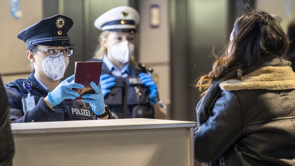 Bundespolizistinnen kontrollieren am 24. Januar 2021 bei der Einreise auf dem Flughafen in Frankfurt Reisedokumente.