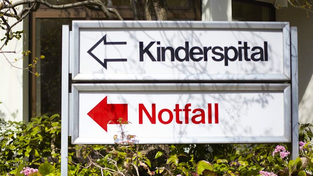 Schilder zeigen den Eingang zum Kinderspital in Zürich an. (Archiv)